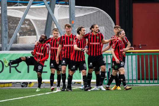 Brommapojkarnas Oscar Pettersson jublar