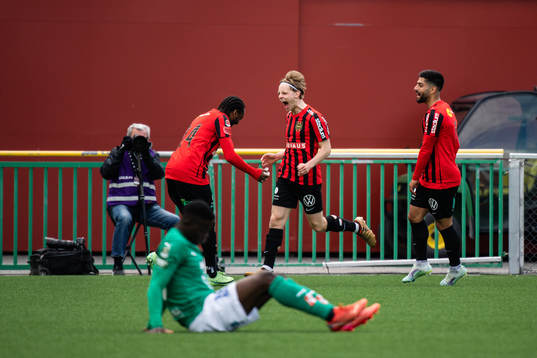 Brommapojkarnas Oscar Pettersson jublar