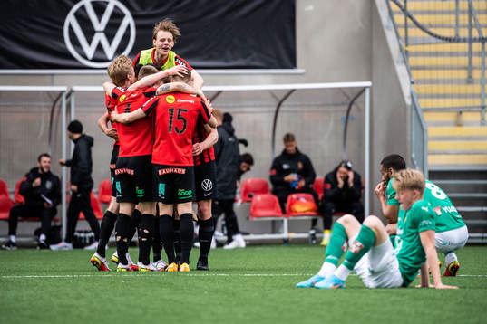 Brommapojkarnas spelare jublar medan Jönköpings Elias