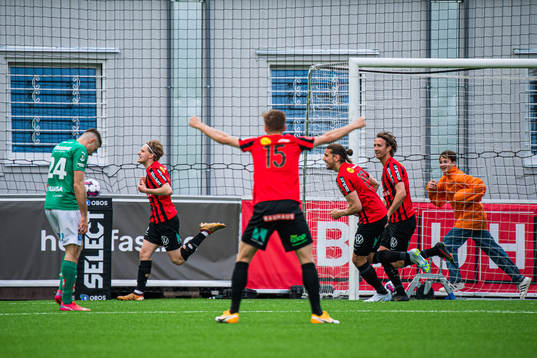 Brommapojkarnas Oscar Pettersson jublar