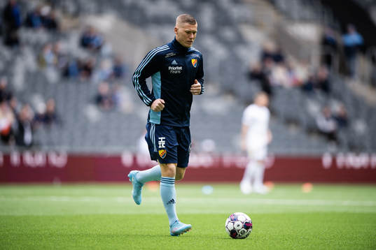 Djurgårdens Victor Edvardsen värmer upp