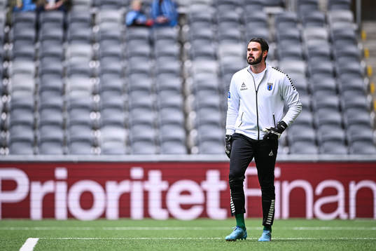 Sirius målvakt Tommi Vaiho värmer upp