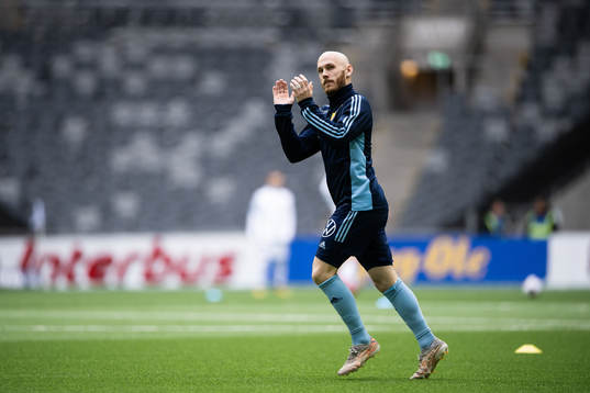Djurgårdens Magnus Eriksson värmer upp