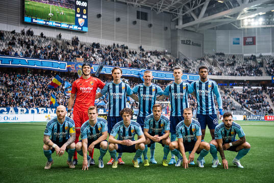 Djurgårdens spelare ställer upp för en lagbild