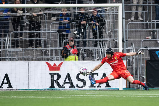 Djurgårdens målvakt Jacob Widell Zetterström med en