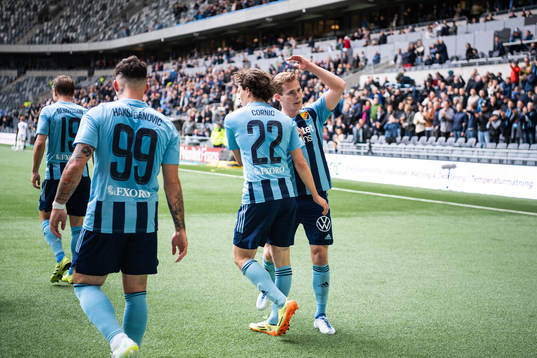 Djurgårdens Leo Cornic och Hampus Finndell jublar
