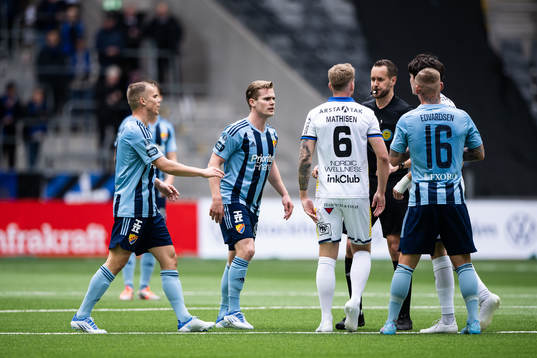 Djurgårdens Hampus Finndell och Sirius Jamie Roche i