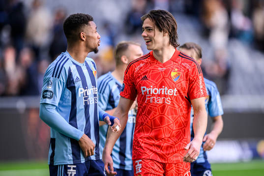 Djurgårdens Isak Hien och målvakt Jacob Widell