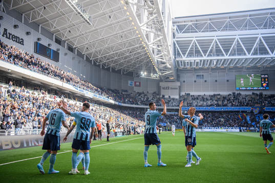Djurgårdens Victor Edvardsen jublar med lagkamrater