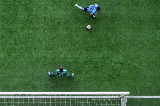 Djurgårdens Sead Haksabanovic jublar samtidigt som Sirius