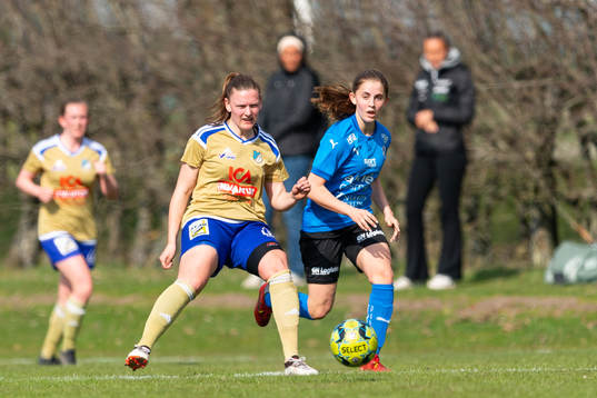 Södra Sandbys Rebecka Persson och Halmstads Nellie Granstam