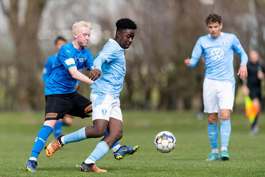 Halmstads Pontus Carlsson och Malmö FFs Raymond Adjei