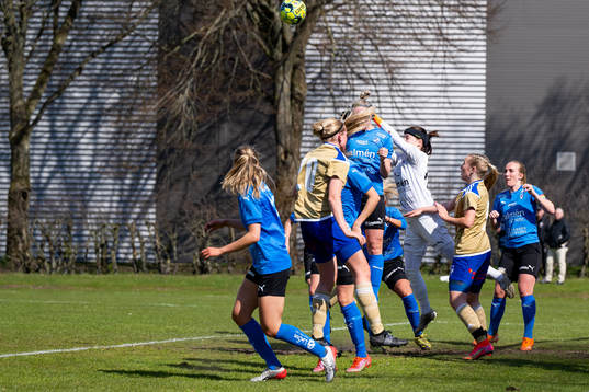 Halmstads målvakt Charlotte Delin tar bort bollen