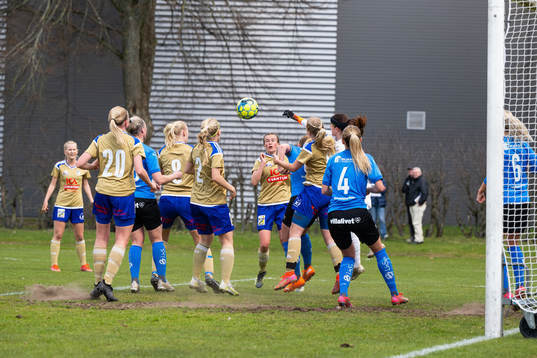Halmstads målvakt Charlotte Delin tar bort bollen