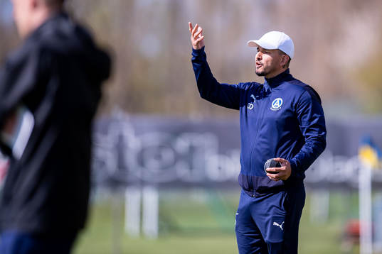 Älmhults tränare Cristian Ozan reagerar