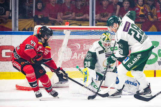 Luleås Jonathan Andersson mot Färjestads målvakt Dominik