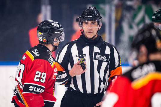 Luleås Erik Gustafsson och Domare Linus Öhlund