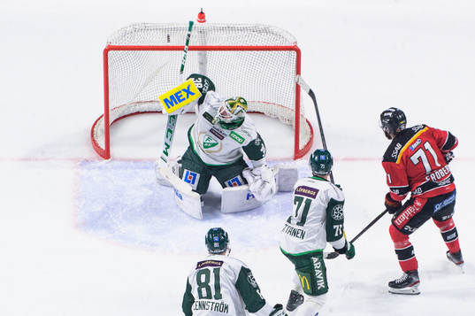 Luleås Jack Connolly (ej i bild) sätter 1-1 bakom