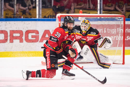 Luleås Pontus Själin täcker ett skott