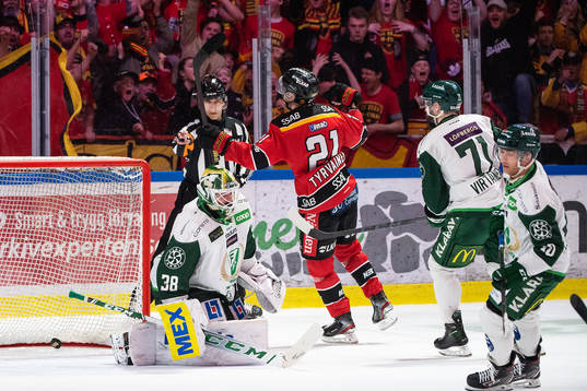 Luleås Juhani Tyrväinen jublar