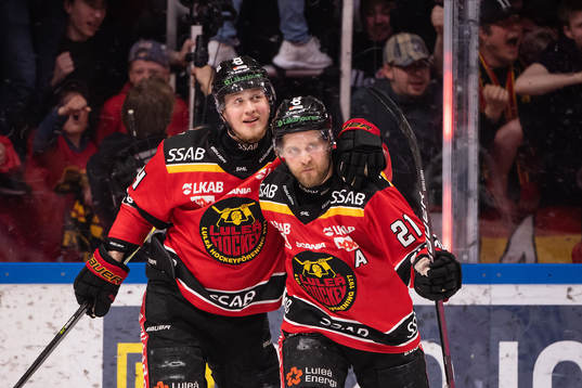 Luleås Jonas Berglund och Juhani Tyrväinen jublar