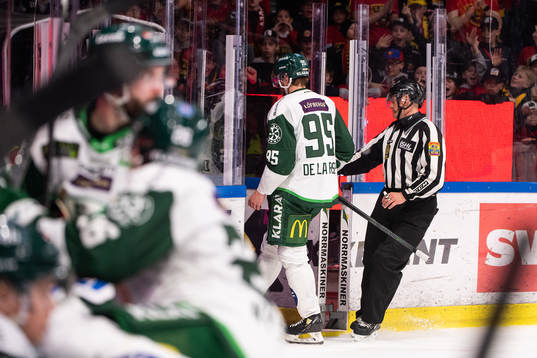 Färjestads Jacob de la Rose lämnar isen