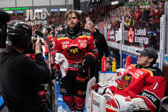 Luleås Pontus Själin lämnar isen skadad