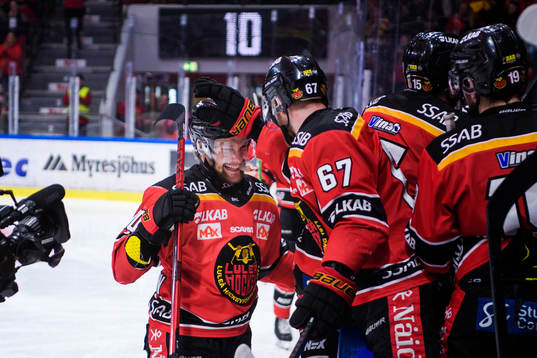 Luleås Einar Emanuelsson och Linus Omark jublar