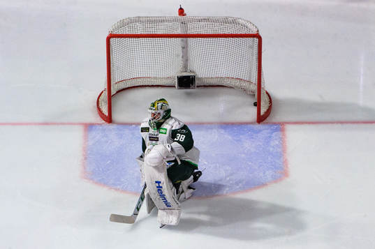 Färjestads målvakt Dominik Furch deppar