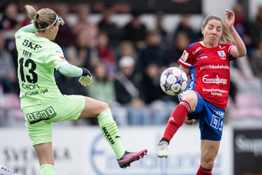 Häckens målvakt Jennifer Falk och Vittsjös Clara