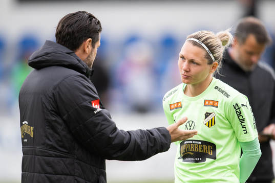 Häckens målvakt Jennifer Falk och målvaktstränare