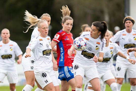 Vittsjös Clara Markstedt mellan Häckens Molly Johansson