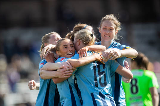 Djurgårdens StinaLisa Johansson jublar med lagkamrater
