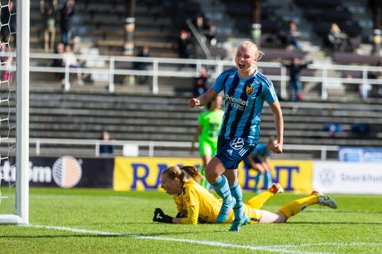 Djurgårdens StinaLisa Johansson gör 1-0 och jublar