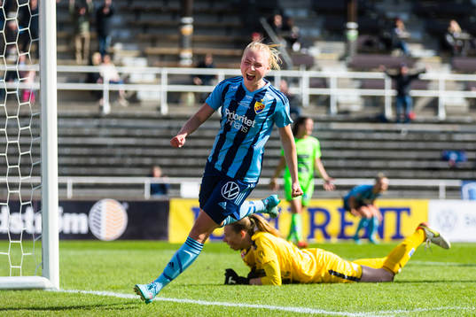 Djurgårdens StinaLisa Johansson gör 1-0 och jublar