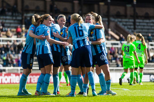 Djurgårdens StinaLisa Johansson gör 1-0 och jublar med