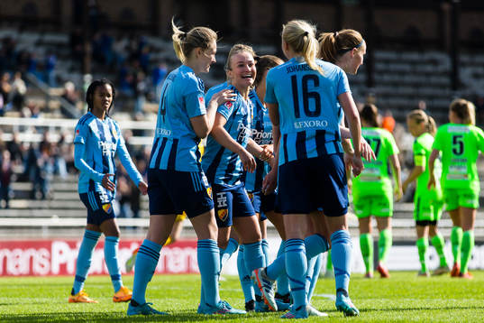 Djurgårdens StinaLisa Johansson gör 1-0 och jublar med