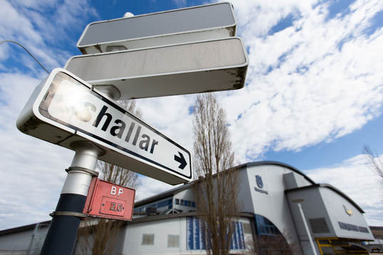En skylt med texten ”ishall”