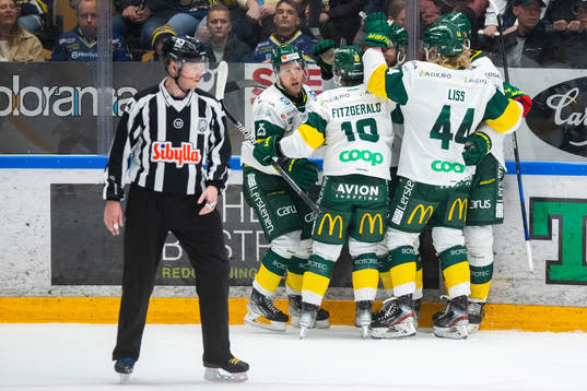 Björklövens Christopher Bengtsson jublar med lagkamrater