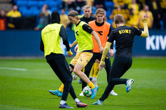 Ulrik Saltnes of Bodø/Glimt warms up