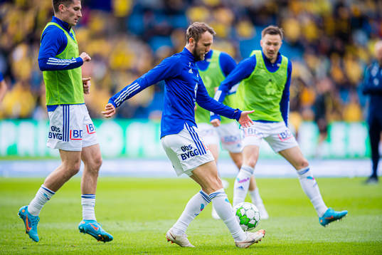 Magnus Wolff Eikrem of Molde warms up