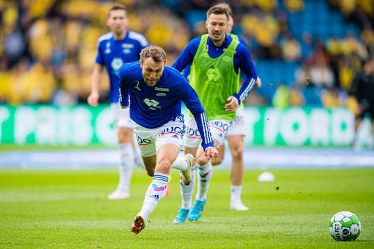 Magnus Wolff Eikrem of Molde warms up