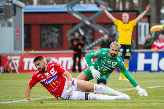 Degerfors Sean Sabetkar och målvakt Alfie Malik Whiteman