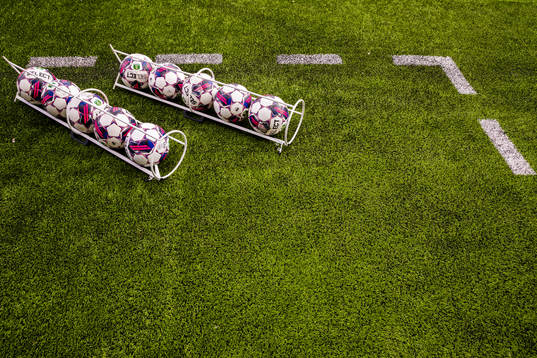 Fotbollar på konstgräset på Iver Arena  nför