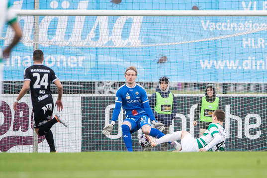 Västerås Viktor Granath gör 1-0 framför Örebros