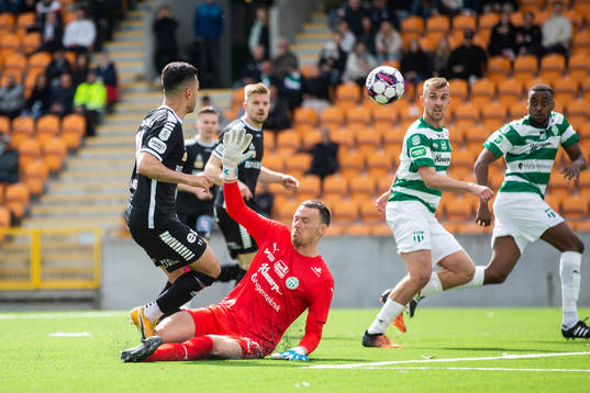 Örebros Jiloan Hamad och Västerås målvakt Anton