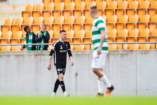 Örebros Jake Larsson lämnar planen