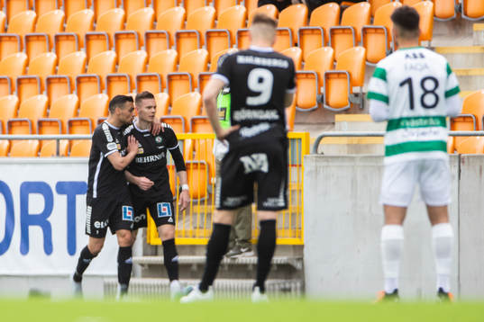 Örebros Jake Larsson lämnar planen