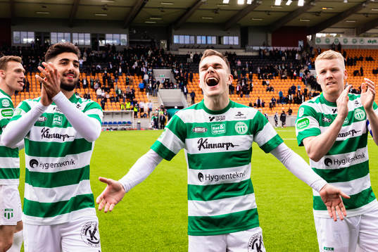 Västerås Dusan Jajic  (m) jublar med Ahmed Faqa (v) och