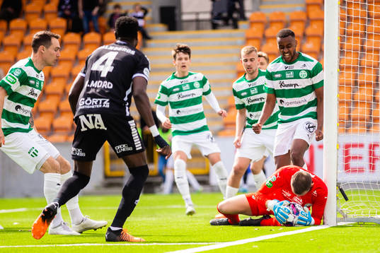 Västerås målvakt Anton Fagerström med en räddning på
